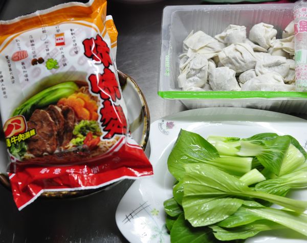 冷凍常備的餛飩，洗一洗青江菜，再同時煮一鍋水。