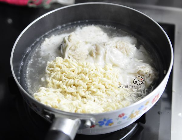 水煮滾餛飩先下鍋煮約2分鐘，這時就可以放入麵體續煮3分鐘後撈起麵條，放入青江菜煮軟熄火。