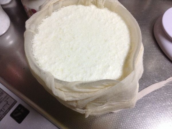 將優格濾出乳清，乳清再利用。
將雞肉和醃料放入保存袋中，用雙手揉一揉讓醃料入味，放冷藏1天
調理前將雞塊從冰箱拿出來回溫，同時將水氣滴乾，表面沾上薄薄的低筋麵粉。