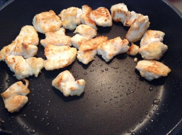 平底鍋放入3大匙沙拉油（用半煎炸），將雞肉放入表面煎香後取出。