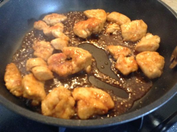 將鍋中多餘的油倒出，把醬汁放入鍋中，混合調均之後，開小火，攪拌直到等醬汁冒泡後，放入雞肉塊，撒上芝蔴，拌炒雞肉，等雞肉塊均勻沾滿醬汁即可盛盤。