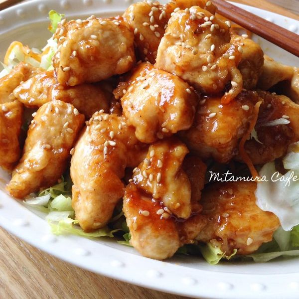 我在盤子內放入切細絲的生菜和紅蘿蔔絲，上面再盛上雞丁，淋上醬汁，非常爽口入味。