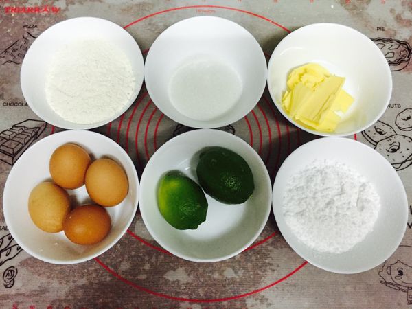 事先準備好材料，才不會手忙腳亂

烤模事先使用烘培紙，可以使考好的蛋糕不沾邊，側邊會美美的。(使用6吋烤模)

烤箱上火190，下火190預熱