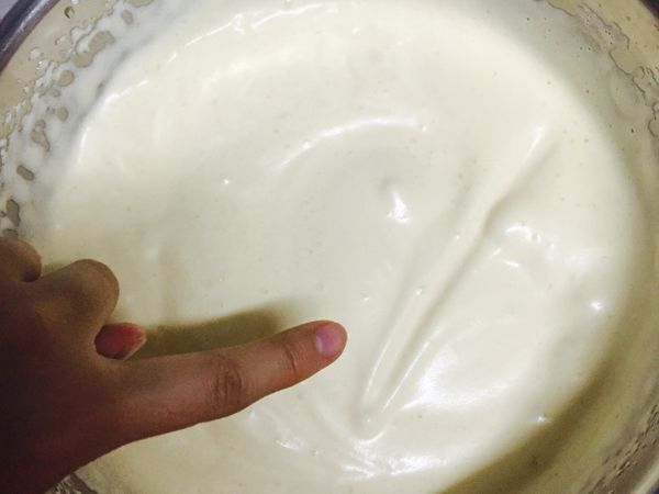 將攪拌盆內的蛋和砂糖用高速旋轉打至有紋路狀(全蛋打發)
(打到用手指劃一條線過去時，痕跡不會消失就可以了~)