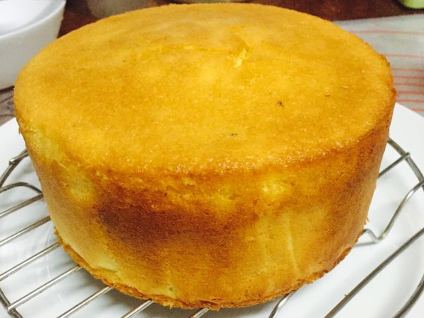 蛋糕烤好後~~~~

糖粉100g加10ml檸檬汁
(一次加一點點拌勻，如果希望糖霜可以厚一點在蛋糕上，可以在糖霜很濃稠的時候使用抹刀抹上蛋糕體，我個人是使用這種辦法，因為喜歡糖霜留在上面的感覺😆)

記得最後灑上檸檬皮屑ㄛ~