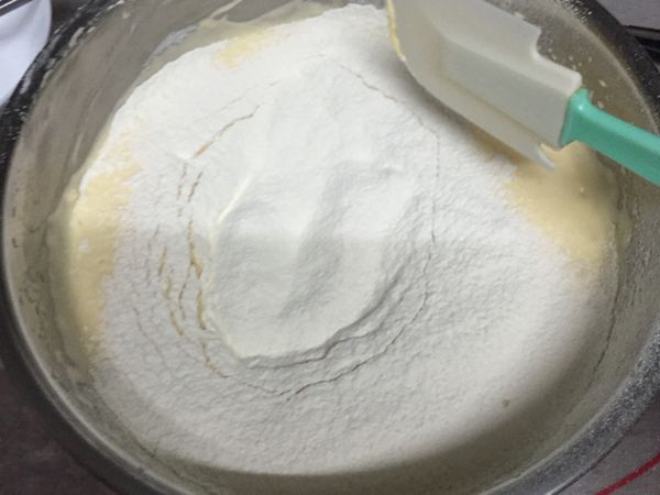 將低筋麵粉過篩至攪拌盆
並且拌均勻
(動作要快並且溫柔一點~
不然打發的蛋會消泡，
切記不要把麵粉辦出筋了，
由下挖麵糊上來是最好的~）