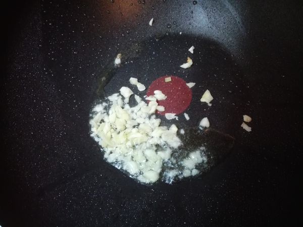 再起油鍋（油多一點），下蒜末爆香，再加約500cc的水及1大匙鹽（為了讓菜更青脆），將水煮沸。