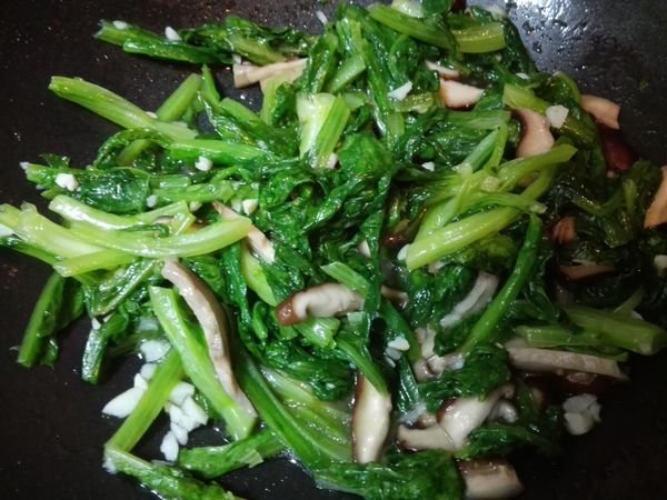將A菜與香菇一起倒入鍋中，下鹽調味翻炒均勻，即可盛盤完成。