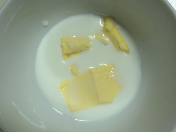 將奶油與鮮奶微波200W 2分鐘充分溶解