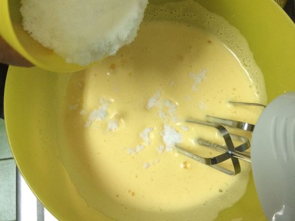 一邊將「全蛋」打發後一邊加入糖