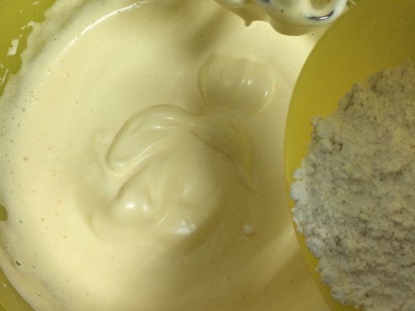 打發後講麵粉以「摺疊」式混合均勻