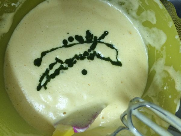 再倒入抹茶液（抹茶粉與水1:1調和）