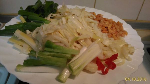 先將熟桂竹筍用手撕成細條狀再切段備用。
乾蝦仁洗淨泡軟，蒜頭切末，蔥切段，紅辣椒去籽切末。
豬五花切薄片備用。