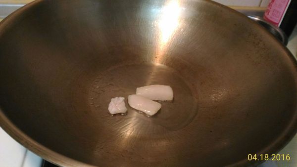 先取五花肉肥肉部份搾油，下蒜末、蝦乾、蔥白爆香後，將肉片下鍋炒至變白，再下桂竹筍翻炒。
將味噌用冷開水調勻(約一碗)，倒入鍋中+醬油+少許糖+少許米酒和食材一起燜煮約5分鐘。
略為收汁後將蔥綠的部分下鍋翻炒一下，即可起鍋。