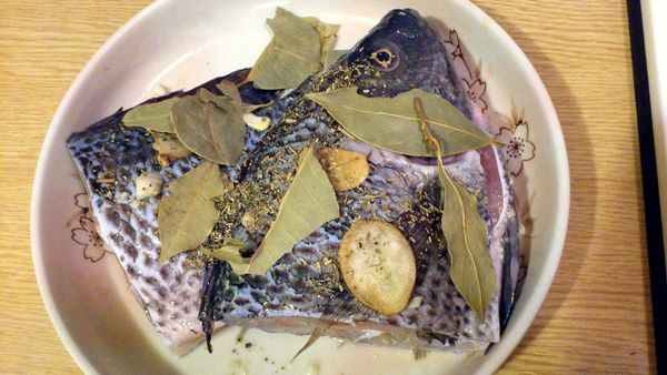 蒜頭拍碎 塞入魚肚 灑一些在魚肉四周
將迷迭香 檸檬葉 灑在魚肉四周