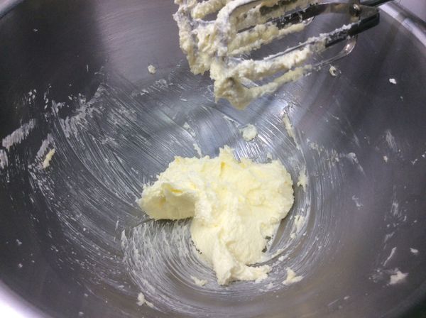 預熱烤箱200/200。
室溫的奶油切丁狀，加入細砂糖，用電動攪拌器打到奶油發白有絨毛狀