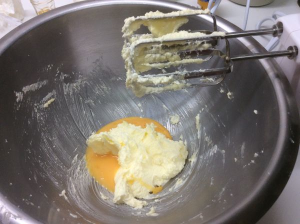 雞蛋打散，分5-6次加入，攪拌均勻後，再加入下一次蛋液