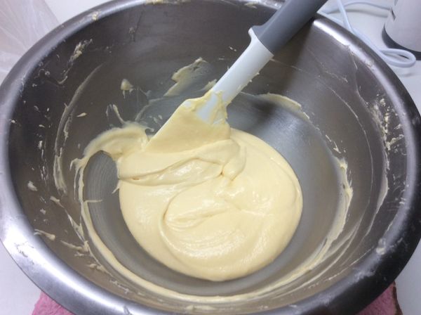 完成的麵糊，用湯匙舀入紙杯內