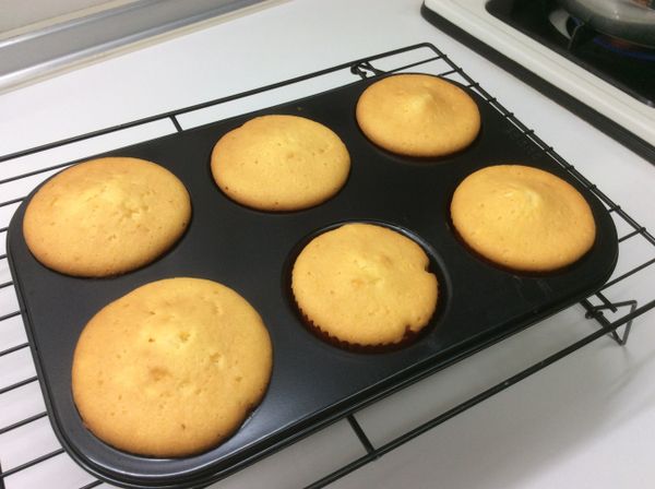 成品出爐後，蛋糕拿起來放涼架放涼，即可品嚐