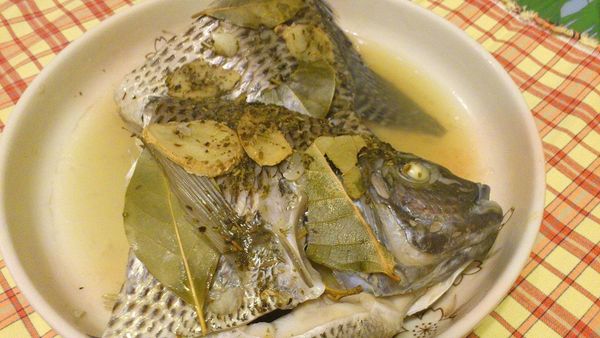 入電鍋清蒸 即可食用
清蒸完畢後 在將鹽灑入魚肉