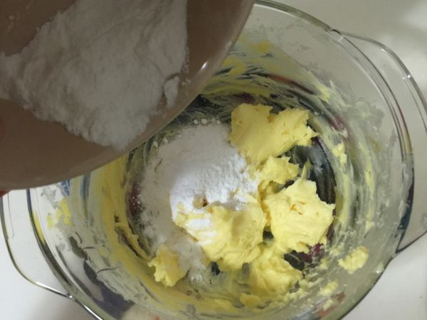❤️奶油先打鬆，再分次加入糖粉打成淡黃色