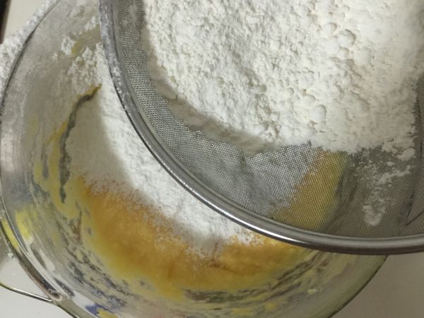 ❤️加入過篩低筋麵粉，拌勻