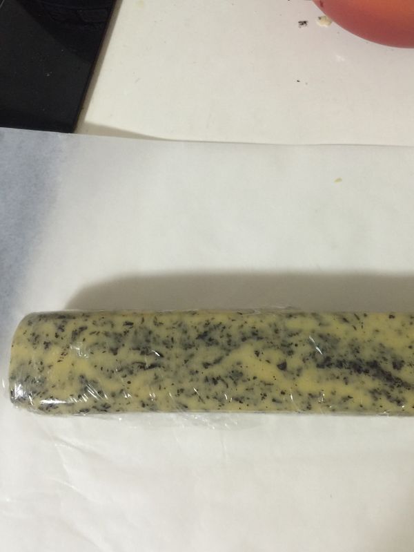 ❤️拌好的麵團可以放在桌上定型喔！要圓的方的愛心的的可以，接著包保鮮膜冰入冰箱一小時