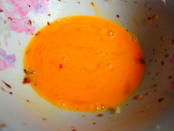 用原來的碗將蛋打散~