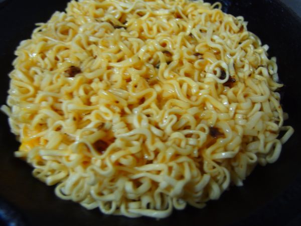 鑄鐵鍋中加一匙的油~泡麵放入鍋中鋪平~