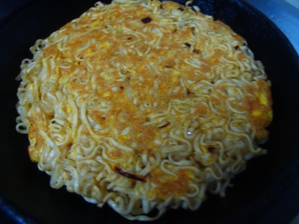 把蛋液淋在麵上~用小小火煎至二面黃金~恰恰的醬~酥酥的很好吃喔~