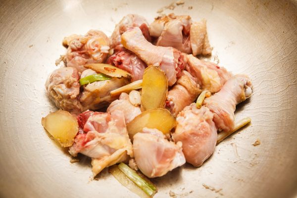 接著倒入雞肉並拌炒止表面微焦。