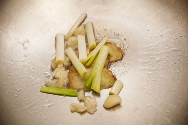 起油鍋，將蔥、薑、蒜下鍋爆香。