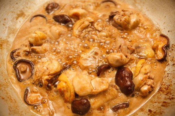 倒入醬油、蠔油與紹興酒煨煮。