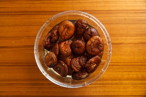 首先先將香菇泡水備用。