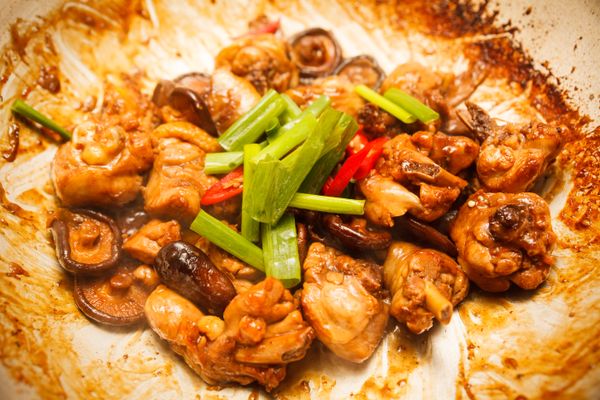 等到醬汁收乾且雞肉熟透後，放入少許的蔥綠和辣椒並從鍋邊熗入一湯匙的紹興酒就完成了喔。