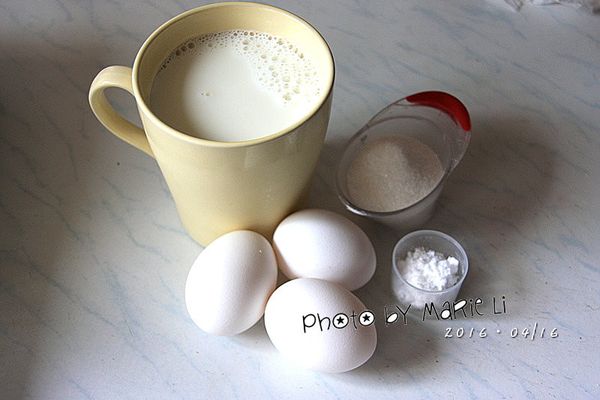 在這邊《香草粉》是為了去除蛋腥味
也可以為甜點提味
除了《香草粉》，也可以使用《香草精》
份量都只要一點點就好，不可過多。