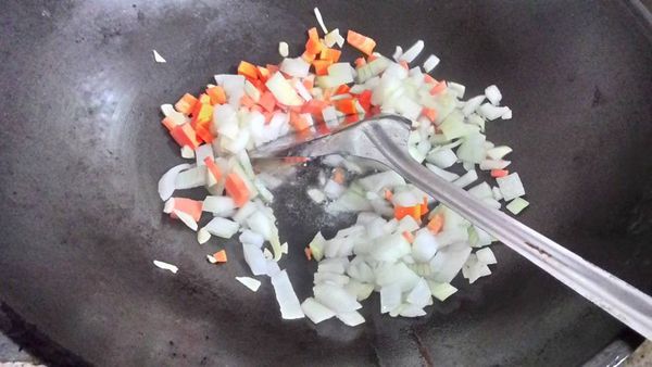 起油鍋將蒜末.洋蔥末.紅蘿蔔末炒香