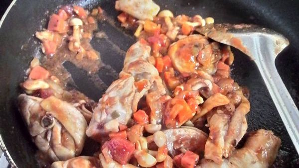將雞肉煎一下放入蕃茄醬裡煨煮至熟