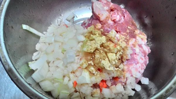 加入少許胡椒鹽將材料拌勻