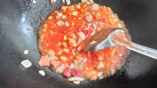 另起油鍋炒香蒜末.洋蔥.紅蘿蔔末.倒入CLASSICO蕃茄醬放少許鹽煮至湯汁變少及可