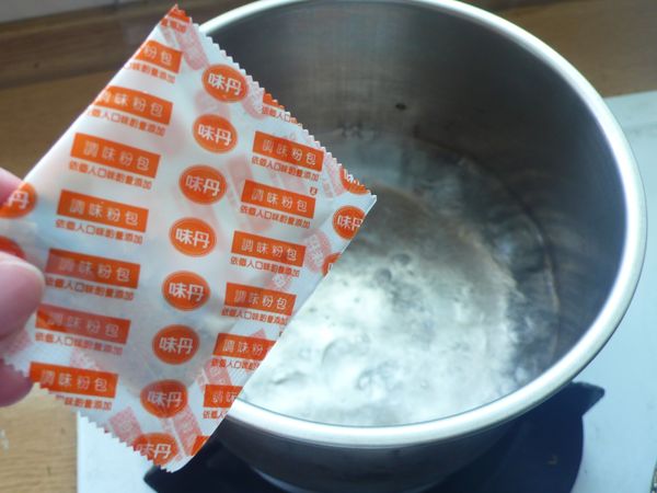 煮一鍋約800c.c的熱水，將調味粉包倒入.