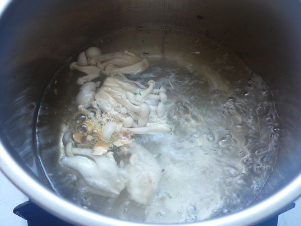 將去掉根部的雪白菇撕開後，放進去煮約30秒.