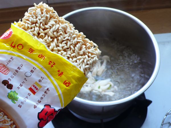 將味味麵也放進去一起煮，約2分鐘.