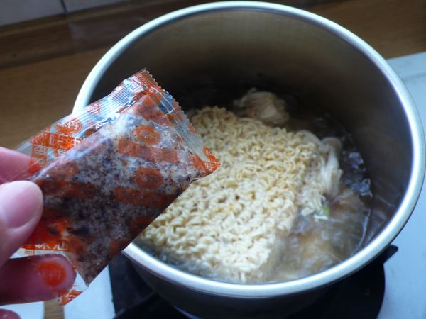 加入調味醬包，及花枝丸.