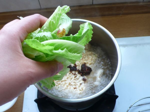 加入蘿曼生菜後，用筷子將麵體與醬料打散.