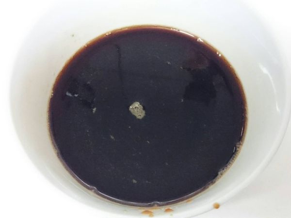 黑糖先用溫熱水攪拌融化，放涼待用。