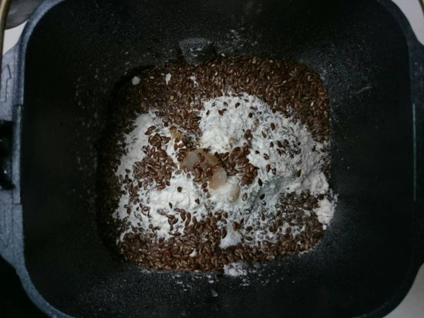 麵包機容器內裝好做麵包的葉片，將材料依序放入，選擇攪拌麵團的選項，攪拌１５分鐘即可。