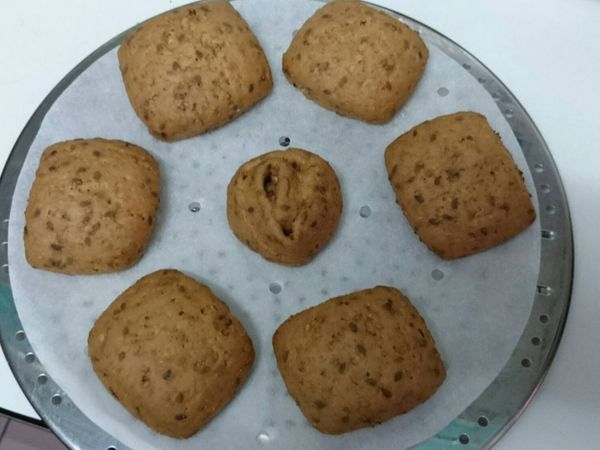 發酵完成，先取出蒸盤，鍋裡加點水後開火煮至滾。