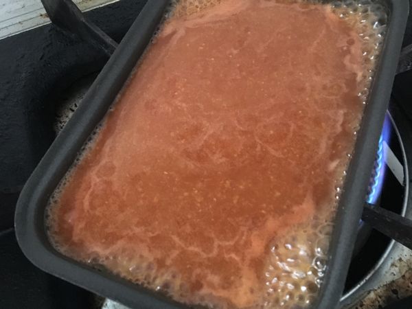 先煮醬汁，把海山醬、番茄醬、糖、蒜頭醬油，水全煮一起最後勾點欠