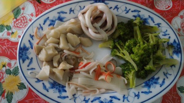 透抽,花椰菜,蟹肉棒,杏鮑菇，燙8分熟